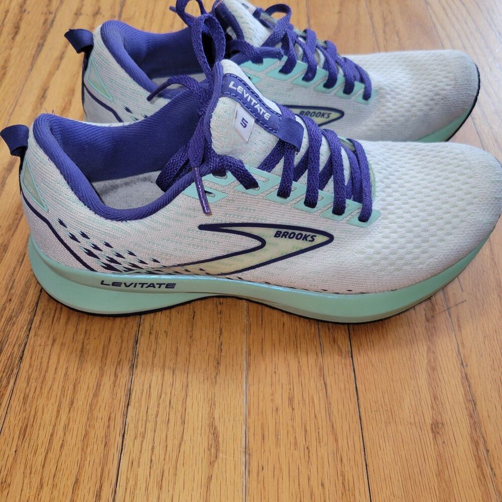 Brooks Shoes Womens 7 B Levitate 5 Running Sneakers Beige Athletic 1203571B127